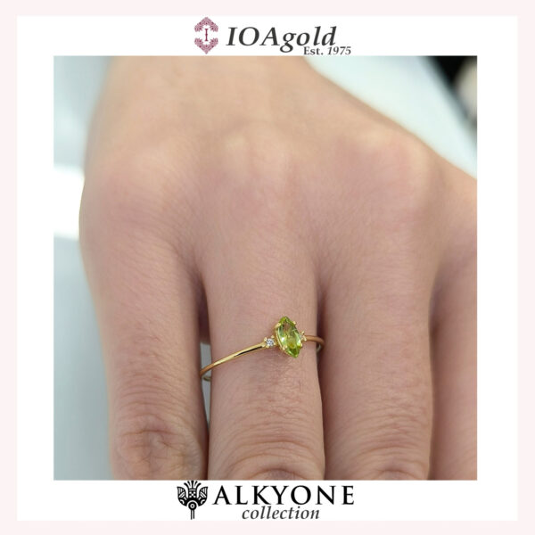 Gold ring 14k with Peridot navette stone