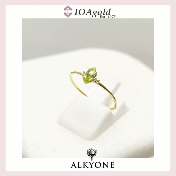 Gold ring 14k with Peridot navette stone