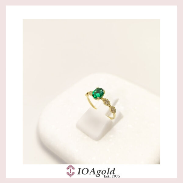 Gold ring 14k- Oval Green center with side white stones